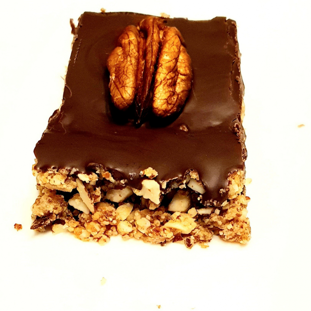 Encas à base de chocolat, dattes, et noix
